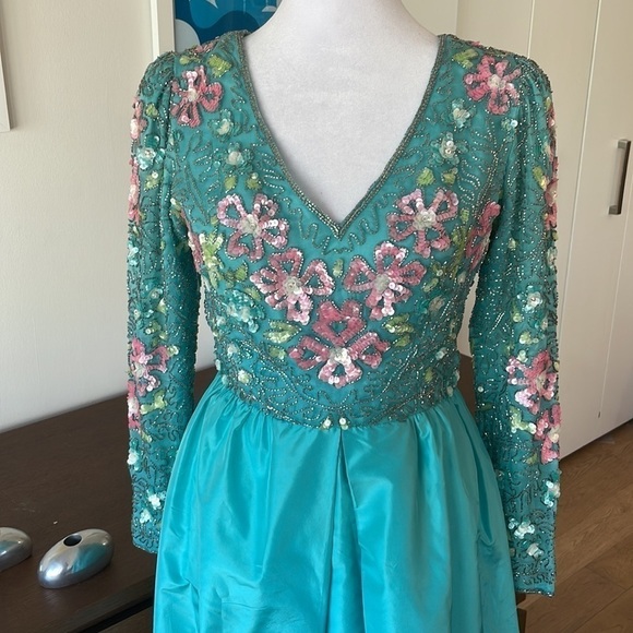VINTAGE 100% Silk Hand Beaded Victoria Royal gown - Picture 3 of 13